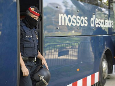 Un policier de la police régionale catalane à Barcelone, le 10 octobre 2017 - LLUIS GENE [AFP]