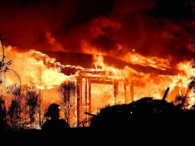 Des pompiers luttent contre un incendie dans la région viticole de Napa, le 9 octobre 2017 - JOSH EDELSON [AFP]