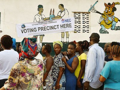 Des électeurs libériens attendent leur tour pour voter à la présidentielle, à Monrovia, le 10 octobre 2017. - ISSOUF SANOGO [AFP]