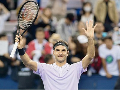 Le Suisse Roger Federer salue le public après sa victoire face à l'Argentin Diego Schwartzman au 2e tour du tournoi de Shanghai, le 11 octobre 2017 - NICOLAS ASFOURI [AFP]