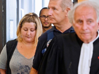 Cécile Bourgeon (G), la mère de Fiona, arrive aux côtés de son avocat Me Gilles-Jean Portejoie le 5 septembre 2016 au tribunal de Riom - Thierry Zoccolan [AFP/Archives]