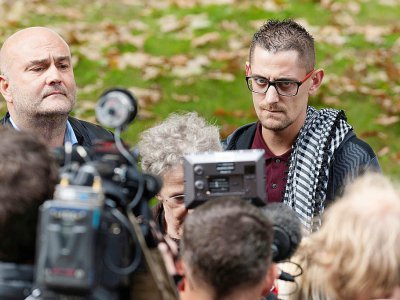 Nicolas Chafoulais (D) le père de Fiona et son avocat Charles Fribourg, au tribunal du  Puy-en-Velay le 9 octobre 2017 - Thierry Zoccolan [AFP]