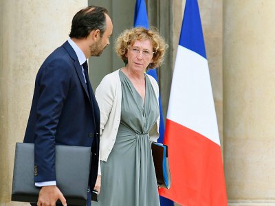 Le Premier ministre français Edouard Philippe (G) et la ministre du Travail Muriel Pénicaud quittent l'Elysée le 30 août 2017 à Paris - ALAIN JOCARD [AFP/Archives]