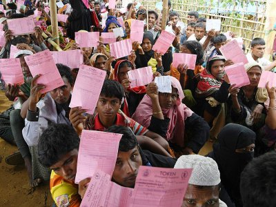 Des réfugiés rohingyas attendent pour une aide alimentaire dans le camp de Kutupalong, au Bangladesh, le 7 octobre 2017 - INDRANIL MUKHERJEE [AFP]