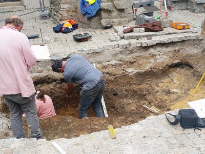 Les archéologues de l'Inrap en diagnostic dans les rues d'Alençon. - Eric Mas