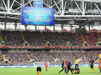 Recours à la vidéo lors du match de Coupe des Confédérations entre le Chili et l'Australie à Moscou, le 25 juin 2017 - Kirill KUDRYAVTSEV [AFP/Archives]