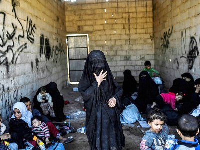 Des femmes et des enfants syriens se rassemblent à l'ouest de Raqa après avoir fui le centre de la ville pour échapper à l'EI, le 12 octobre 2017 - BULENT KILIC [AFP]