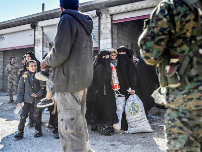 Des femmes et des enfants syriens se rassemblent à l'ouest de Raqa après avoir fui le centre de la ville pour échapper à l'EI, le 12 octobre 2017 - BULENT KILIC [AFP]