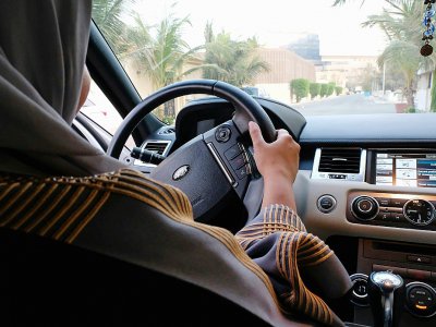 Une Saoudienne assise au volant d'une voiture dans les rues de Jeddah, le 27 septembre 2017 - REEM BAESHEN [AFP/Archives]