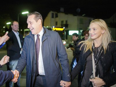 Le dirigeant du Parti de la liberté d'Autriche (FPÖ) Heinz-Christian Strache et sa femme Philippa arrivent à un débat télévisé à Vienne le 10 octobre 2017 - GEORG HOCHMUTH [APA/AFP]
