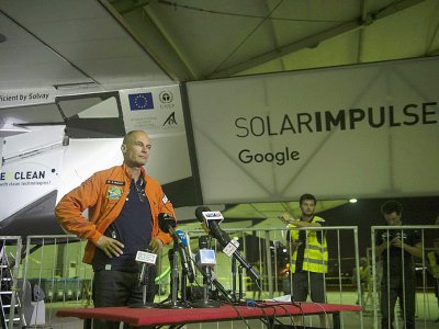 Le pilote Bertrand Piccard et l'avion solaire Solar Impulse 2 le 24 juillet 2016 au Caire, étape de son tour du monde à l'énergie solaire - KHALED DESOUKI [AFP/Archives]