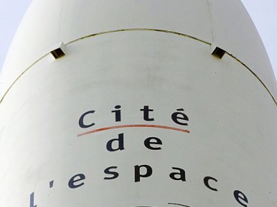 A la Cité de l'Espace de Toulouse,  on peut notamment simuler la marche sur la lune, visiter la station Mir, admirer une pierre de lune ramenée par Apollo 15 et une météorite martienne tombée dans le Sahara - ERIC CABANIS [AFP/Archives]