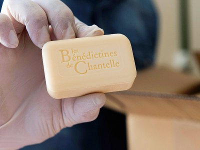 Un savon fabriqué par l'abbaye Saint-Vincent, à Chantelle (Allier), le 30 septembre 2017 - Thierry Zoccolan [AFP]