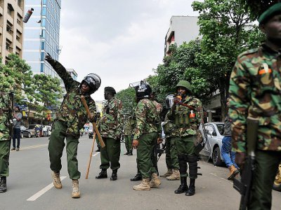 Des policiers chargent des manifestants avec du gaz lacrymogène à Nairobi le 13 octobre 2017 - TONY KARUMBA [AFP]
