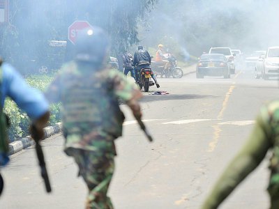 Des policiers dispersent une manifestation de l'opposition à NAirobi au Kenya le 13 octobre 2017 - TONY KARUMBA [AFP]