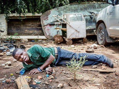 Un manifestant d'opposition menotté par terre à Nairobi, le 13 octobre 2017 - Luis Tato [AFP]