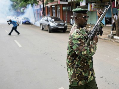 Un policier recharge son arme lors d'une manifestation de l'opposition à Nairobi le 13 octobre 2017 - TONY KARUMBA [AFP]