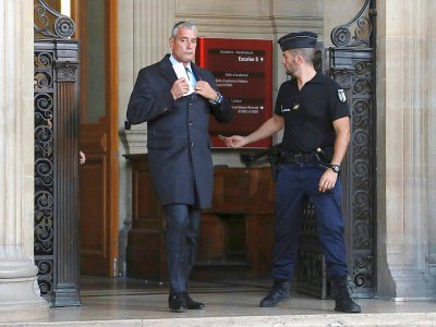 L'ex-patron des policiers d'élite du RAID, Amaury de Hauteclocque à la sortie de la cour d'assises du frère de Mohamed Merah, le 6 octobre 2016 - JACQUES DEMARTHON [AFP/Archives]