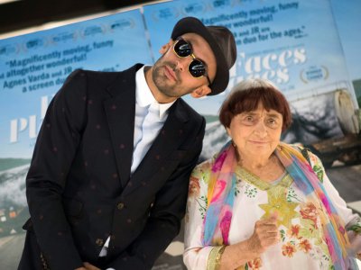Agnès Varda accompagnée de JR à la première de son documentaire Faces Places ("Visages, villages") le 11 octobre 2017 à West Hollywood - VALERIE MACON [AFP]
