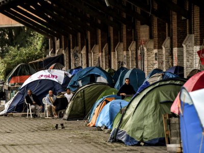 Des migrants dans un campement improvisé à Lille le 6 octobre 2017 - PHILIPPE HUGUEN [AFP/Archives]