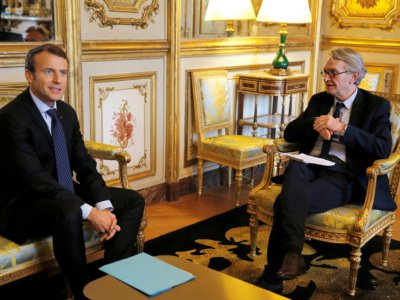 Le président Emmanuel Macron et le secrétaire général de FO Jean-Claude Mailly à l'Elysée le 12 octobre 2017 - PASCAL ROSSIGNOL [POOL/AFP]