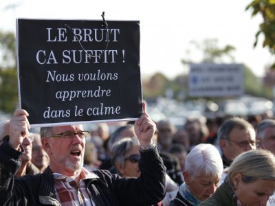 Des partisans du projet d'aéroport Notre-Dame des Landes manifestent le 13 octobre 2017 à Bouguenais devant l'aéroport de Nantes dont ils réclament le déplacement - Jean-Sebastien EVRARD [AFP]