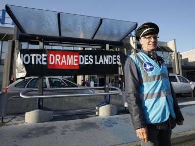 Des défenseurs du projet d'aéroport de Notre-Dame-des-Landes manifestent devant celui de Nantes-Atlantique à Bouguenais, pour réclamer son déménagement, le 14 octobre 2017 - Jean-Sebastien EVRARD [AFP]