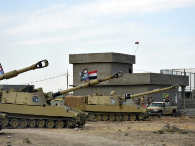 Des blindés de l'armée irakienne stationnés près d'un ancien poste militaire kurde, dans la ville de Taza Khurmatu, dans le nord de l'Irak, le 13 octobre 2017 - Marwan IBRAHIM [AFP]