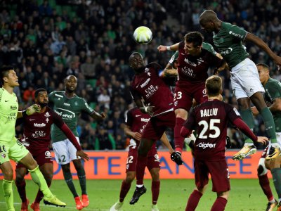 Bryan Dabo s'élève plus haut que la défense de Metz dans la victoire de Saint-Etienne à Geoffroy-Guichard, le 14 octobre 2017 - JEAN-PHILIPPE KSIAZEK [AFP]
