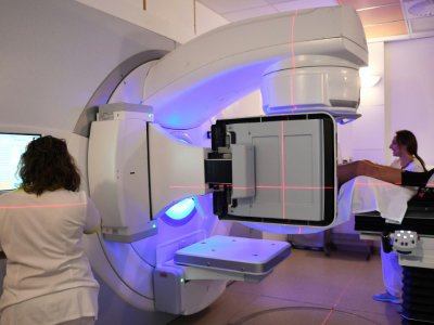 Un patient subit une séance de radiothérapie à l'hôpital Paoli-Calmette à Marseille, le 9 octobre 2017 - ANNE-CHRISTINE POUJOULAT [AFP]