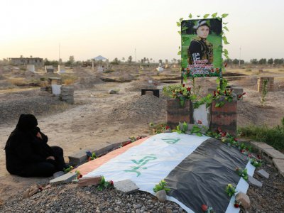 Une Irakienne sur la tombe d'un proche tué dans des combats contre l'EI à Dhoulouïya, en Irak, le 10 octobre 2017 - SABAH ARAR [AFP]