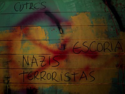 Les mots "nazis, terroristes, vermine" écrits sur la porte du parti anticapitaliste catalan, indépendantiste le CUP, le 9 octobre 2017 à Barcelone - JORGE GUERRERO [AFP/Archives]