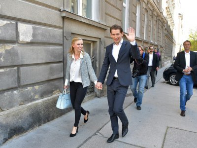 Le ministre autrichien des Affaire étrangères Sebastian Kurz et sa compagne Susanne Thier, devant un bureau de vote à Vienne, le 15 octobre 2017 - JOE KLAMAR [AFP]