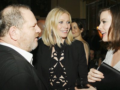 Harvey Weinstein avec les actrices Liv Tyler et Gwyneth Paltrow, le 28 avril 2008 à New York. Gwyneth Paltrow fait partie des nombreuses actrices qui ont accusé le producteur américain de harcèlement - Stephen Lovekin [GETTY IMAGES NORTH AMERICA/AFP/Archives]