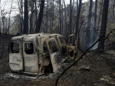 La carcasse d'un véhicule après un incendie près de Nigran, au nord-ouest de l'Espagne, le 16 octobre 2017 - MIGUEL RIOPA [AFP]