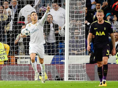Cristiano Ronaldo inscrit le but de l'égalisation pour le Real Madrid face à Tottenham à Santiago Bernabeu, le 17 octobre 2017 - PIERRE-PHILIPPE MARCOU [AFP]