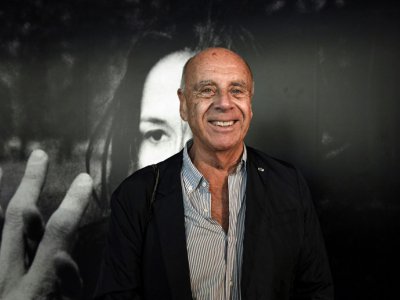 Le photographe américain Ralph Gibson devant une de ses photos de l'exposition  "La Trilogie, 1970-74" à Montpellier, le 17 octobre 2017 - PASCAL GUYOT [AFP]