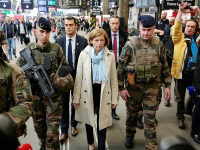 La ministre des Armées Florence Parly, entourée de membres de l'opération Sentinelle à la gare Montparnasse à Paris, le 2 octobre 2017 - GEOFFROY VAN DER HASSELT [AFP/Archives]