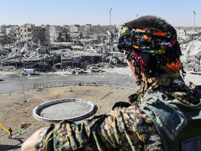 Un combattant des Forces démocratiques syriennes à Raqa le 18 octobre 2017 - BULENT KILIC [AFP]