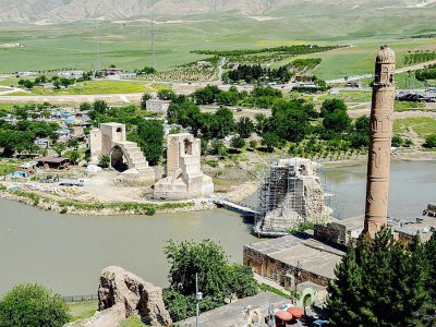 Une vue générale de Hasankeyf en Turquie et ses ruines antiques et minarets entourés des eaux du Tigre, le 12 mai 2017 - ILYAS AKENGIN [AFP]