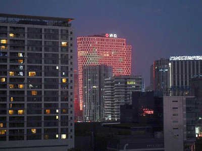 Un immeuble illuminé aux couleurs de la Chine, le 5 octobre 2017 à Pékin - GREG BAKER [AFP/Archives]