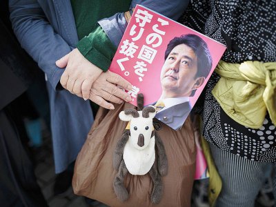 Des partisans du Premier ministre japonais Shinzo Abe à Saitama au Japon, le 18 octobre 2017 - Behrouz MEHRI [AFP]