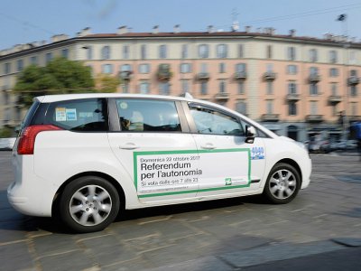Un taxi porte un autocollant annonçant le référendum sur l'automomie de la Lombardie, à Milan le 13 octobre 2017 - MIGUEL MEDINA [AFP/Archives]