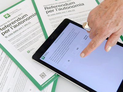 Une application permettant de voter au référendum demandant plus d'autonomie de la Lombardie vis-à-vis du gouvernement central, le 13 octobre 2017 - MIGUEL MEDINA [AFP]
