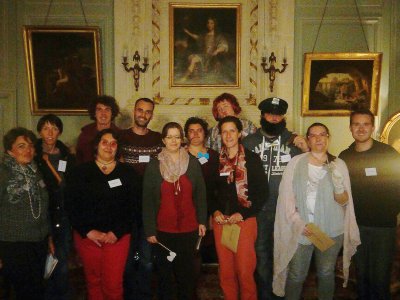 Les participants de la murder party après la résolution de l'enquête dans le salon du château de Fontaine-Henry (Calvados). - Bouctot Robin