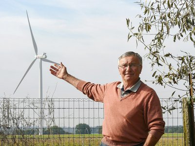 Le maire de Montagne-Fayel, Jean-Marie Turlot, montre une éolienne installée près d'une maison - FRANCOIS LO PRESTI [AFP]