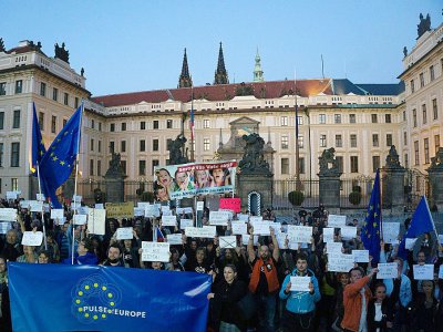 Manifestation contre le président tchèque Milos Zeman et l'ancien ministre des Finances Andrej Babis le 17 octobre 2017 devant le château de Prague - Michal Cizek [AFP/Archives]