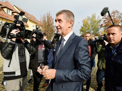 Le milliaire et candidat à la présidentielle tchèque Andrej Babis, répondant aux questions de journalistes à Pruhonice, le 20 octobre 2017 - MICHAL CIZEK [AFP]