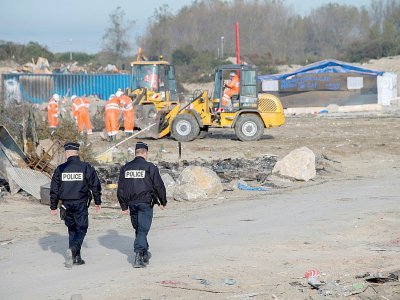 Des policiers patrouillent sur le site de la Jungle de Calais pendant son démantèlement, le 31 octobre 2016 - PHILIPPE HUGUEN [AFP/Archives]