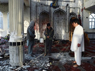 Des Afghans à l'intérieur d'une mosquée chiite après un attentat meurtrier, le 21 octobre 2017 à Kaboul - WAKIL KOHSAR [AFP]